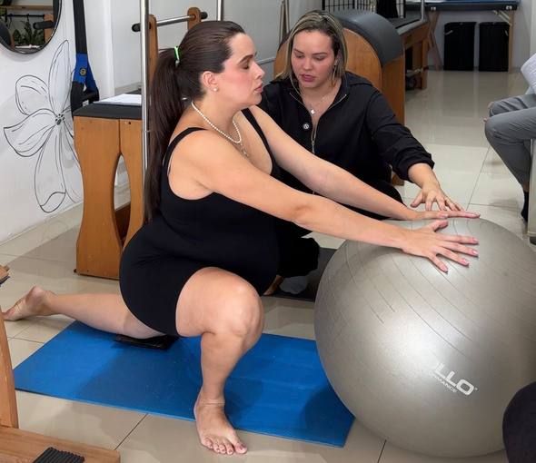 Daniella Gama conduzindo atendimento de Pilates para gestante no Espaço Pilates.