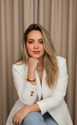 Retrato de Daniella Gama, fisioterapeuta e especialista em Pilates para grupos especiais.